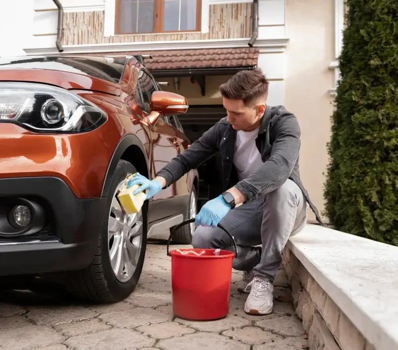 Lavage auto à domicile Les Andelys : professionnel intervenant sur un véhicule